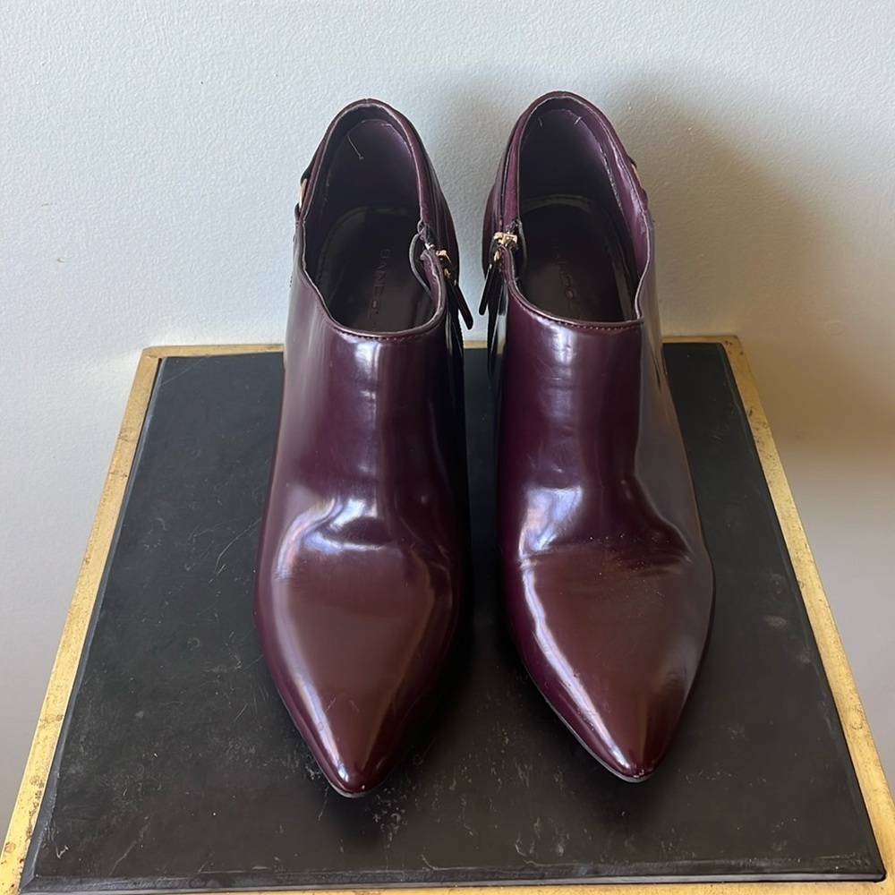 Women’s Bandolino wine color suede and panted leather heeled ankle bootie Size 8